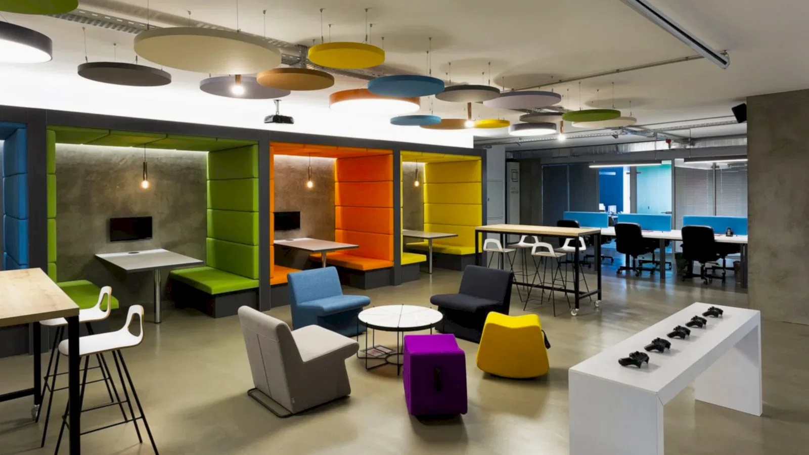 google-istanbul-nea-mikrobeton google dome istanbul ofisi ortak alanı, renkli oturma ve dinlenme alanları, zeminde bej renkli Nea mikrobeton uygulaması